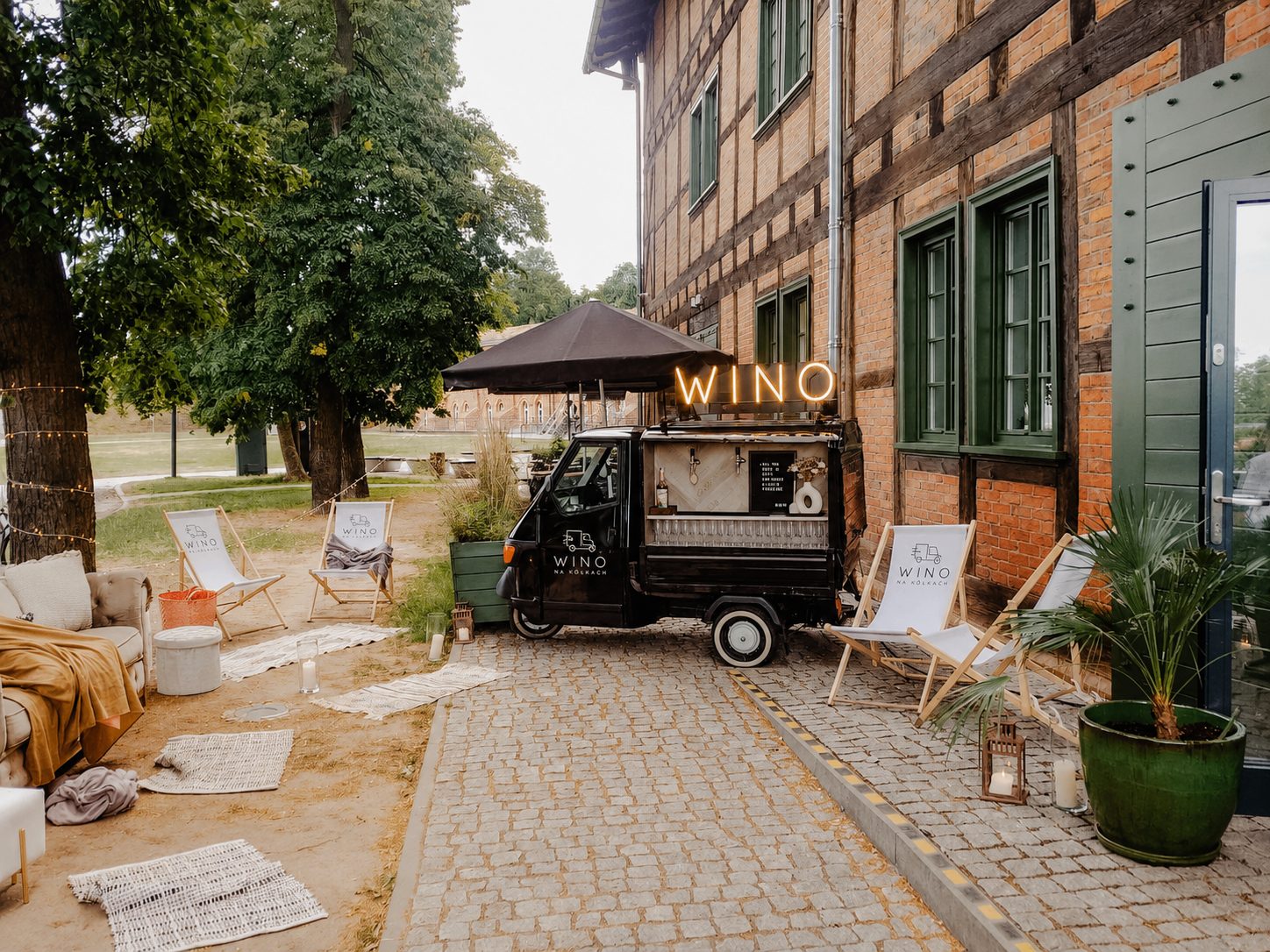 Mobilny van Wino na kółkach przy eleganckim obiekcie eventowym