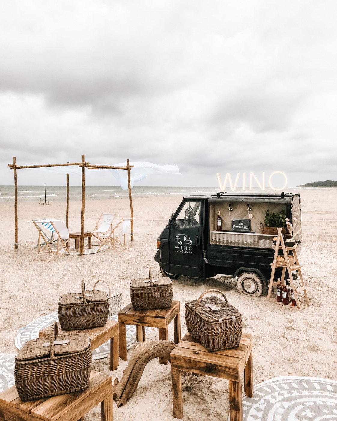 Mobilny van Wino na kółkach na plaży z lekką aranżacją eventową